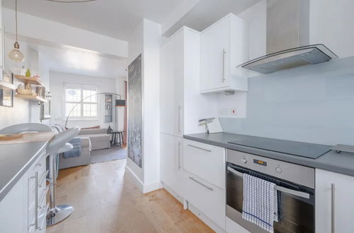 Photo 7 - Spacious 2 Bedroom Flat in Clapham With Balcony