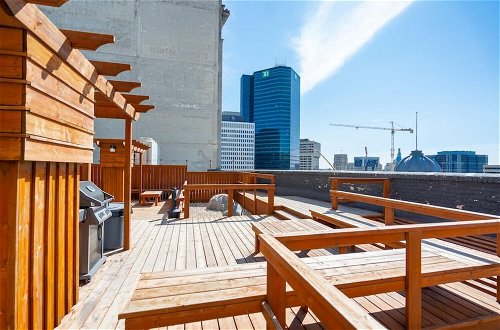 Photo 43 - Cozy Downtown Loft Rooftop Patio BBQ Gym Coffee