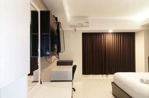 Photo 4 - Luxurious Studio At Mataram City Apartment