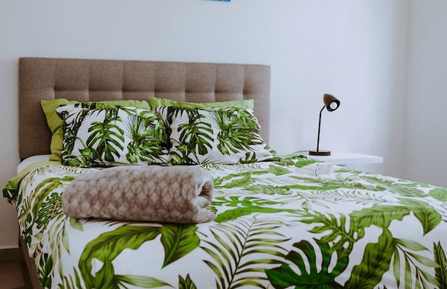 The Palm Leaf Apartments - Photo 3