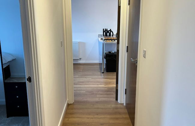 Luxury 2-bed Flat in Lakeside, West Thurrock - Photo 8