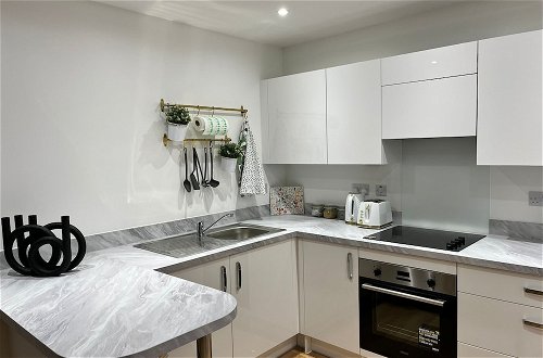 Photo 5 - Luxury 2-bed Flat in Lakeside, West Thurrock