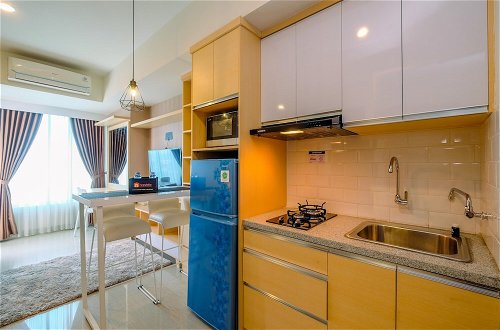 Foto 8 - Cozy And Great Choice Studio At Grand Kamala Lagoon Apartment