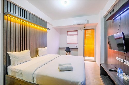 Photo 4 - Warm And Comfort Living Studio Room At Gunung Putri Square Apartment