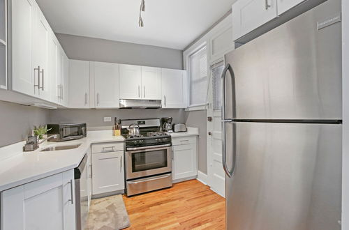 Photo 10 - Chicago Lifestyle 3BR Apt in Lake View