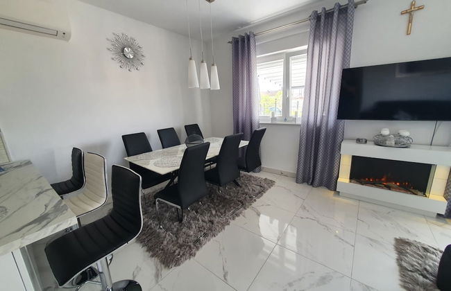 Kastel Novi Elegant and Stylish Apartment With Terrace and Patio - Photo 4