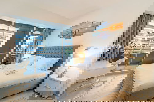 Foto 6 - WelHome - Mesmerizing 1BR Apartment in Damac Waves A