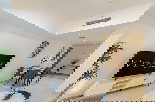 Foto 19 - WelHome - Mesmerizing 1BR Apartment in Damac Waves A