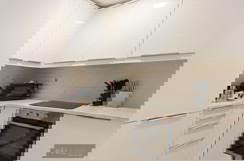 Foto 12 - WelHome - Mesmerizing 1BR Apartment in Damac Waves A