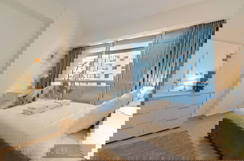 Foto 5 - WelHome - Mesmerizing 1BR Apartment in Damac Waves A