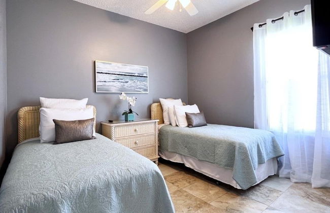 Privacy 4 Bed 3 Bath Pool Home With Spa 4 Bedroom Home by RedAwning - Foto 4