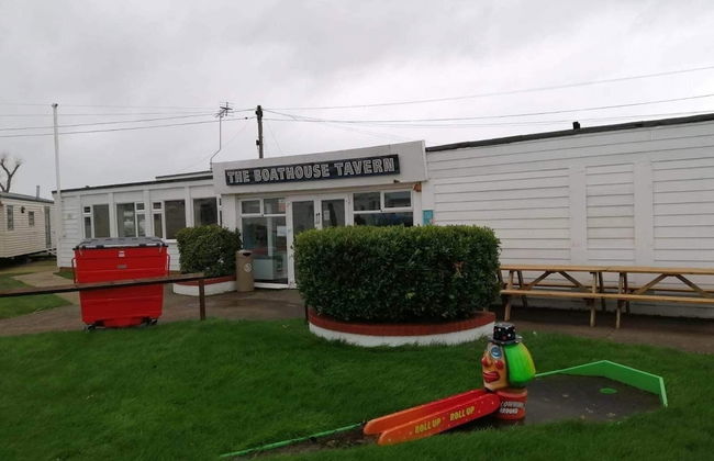 3 Bed 8 Berth Caravan With Decking Free Wifi - Photo 12