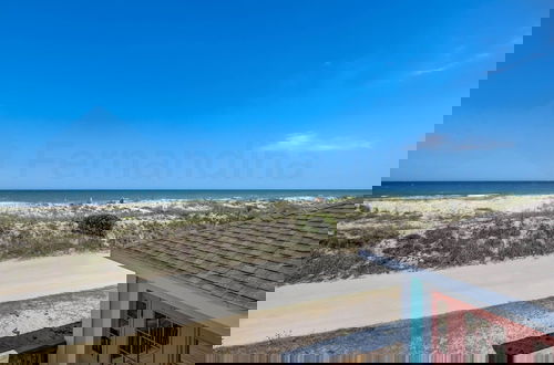 Foto 36 - Dog Friendly Beachfront Condo, Direct Access to Beach by RedAwning