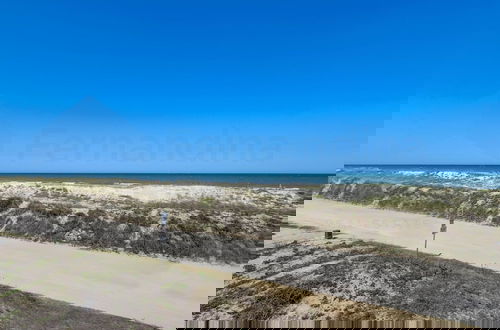 Foto 35 - Dog Friendly Beachfront Condo, Direct Access to Beach by RedAwning