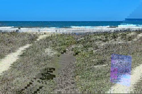 Foto 40 - Dog Friendly Beachfront Condo, Direct Access to Beach by RedAwning