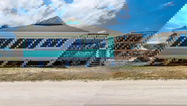 Foto 1 - Dog Friendly Beachfront Condo, Direct Access to Beach by RedAwning