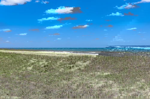 Foto 39 - Dog Friendly Beachfront Condo, Direct Access to Beach by RedAwning