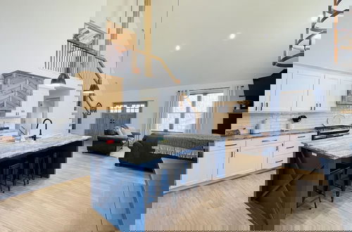 Photo 18 - Amazing Lake House With Beach Access 4 Bedroom Home by RedAwning