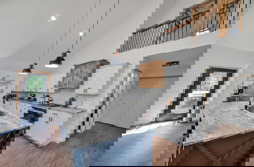 Photo 14 - Amazing Lake House With Beach Access 4 Bedroom Home by RedAwning