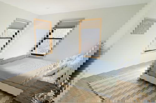 Photo 8 - Amazing Lake House With Beach Access 4 Bedroom Home by RedAwning
