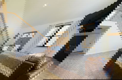 Photo 13 - Amazing Lake House With Beach Access 4 Bedroom Home by RedAwning