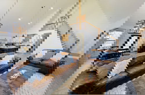 Photo 21 - Amazing Lake House With Beach Access 4 Bedroom Home by RedAwning