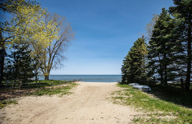Amazing Lake House With Beach Access 4 Bedroom Home by RedAwning - Photo 53