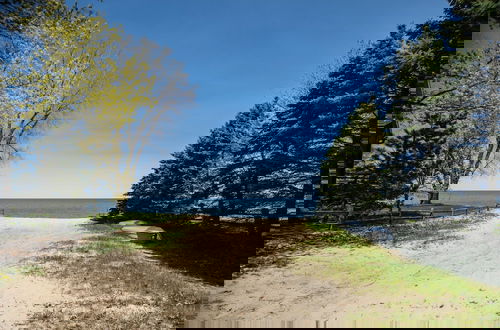 Photo 53 - Amazing Lake House With Beach Access 4 Bedroom Home by RedAwning