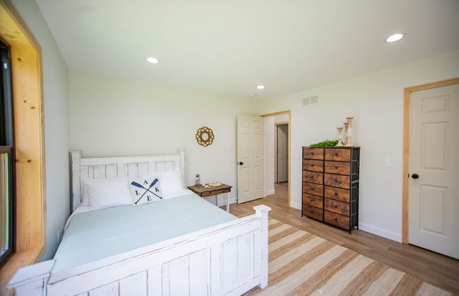 Amazing Lake House With Beach Access 4 Bedroom Home by RedAwning - Photo 2