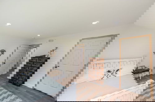 Photo 4 - Amazing Lake House With Beach Access 4 Bedroom Home by RedAwning