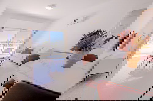 Foto 1 - Phaedrus Living: Modern City View Flat Nafi