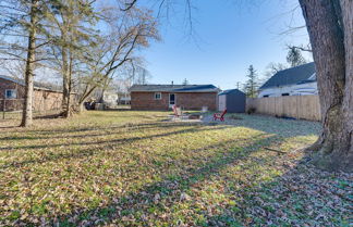 Foto 2 - Ann Arbor Getaway w/ Fire Pit & Yard