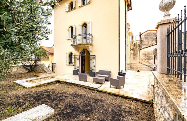 Beautiful Villa With Private Spa - Photo 35