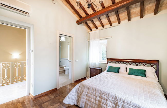 Beautiful Villa With Private Spa - Photo 8