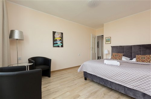 Photo 12 - Apartment With Three Bedrooms by Renters