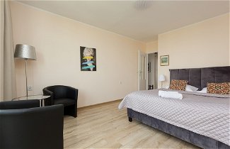 Photo 3 - Apartment With Three Bedrooms by Renters