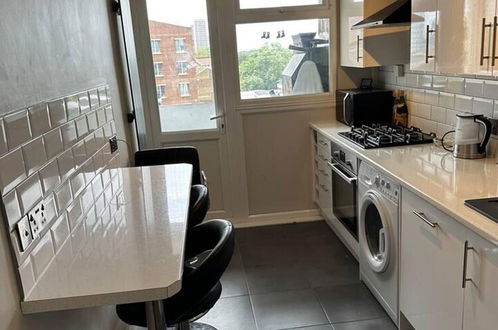 Photo 5 - Captivating 1-bed Apartment in Stratford