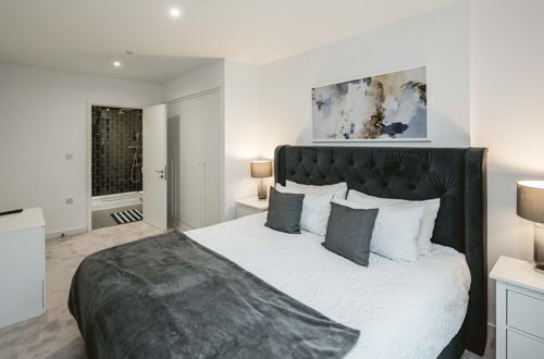 Photo 7 - Stunning 3-bed Apartment in London