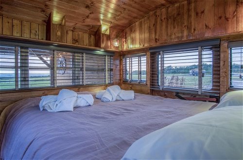 Photo 8 - American School Bus - 1 Bedroom - Blossom Farm - Tiers Cross