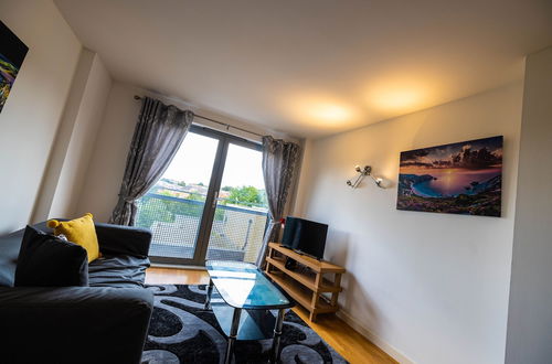 Photo 17 - Beautiful and Spacious 2-bed Apartment in London