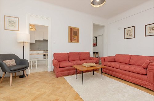 Photo 23 - Spacious 2 Bedroom Apartment by Renters