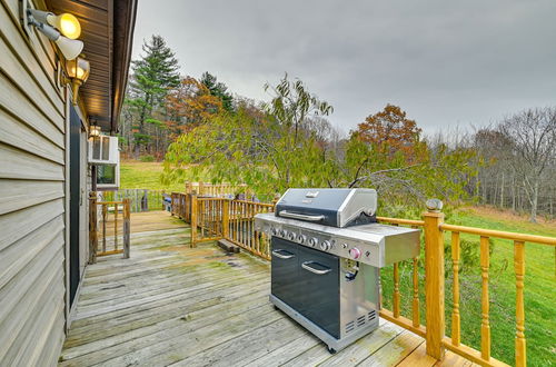 Foto 21 - Charming New York Chalet w/ Hot Tub & Game Room