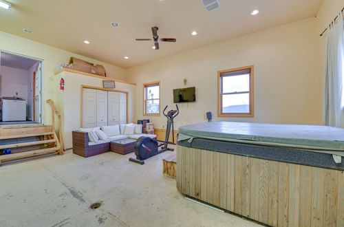 Foto 11 - Charming New York Chalet w/ Hot Tub & Game Room