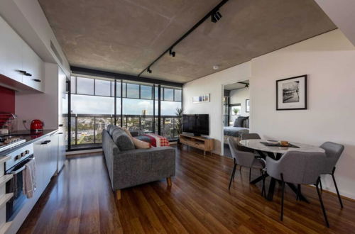 Photo 5 - Stylish 2-bed Apt in Southbank With Parking