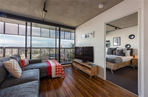 Photo 2 - Stylish 2-bed Apt in Southbank With Parking