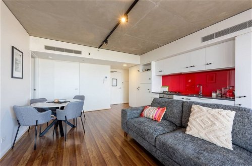 Photo 6 - Stylish 2-bed Apt in Southbank With Parking