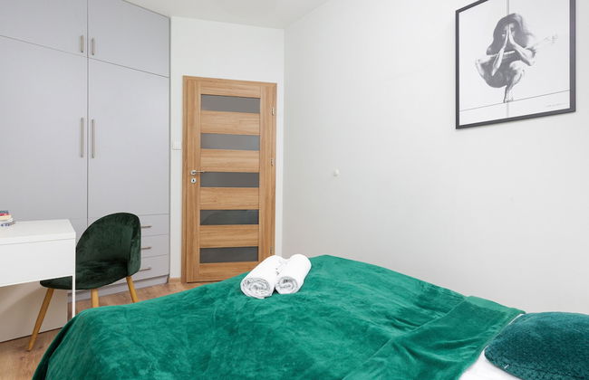 Metro Bielany Apartment by Renters - Photo 2