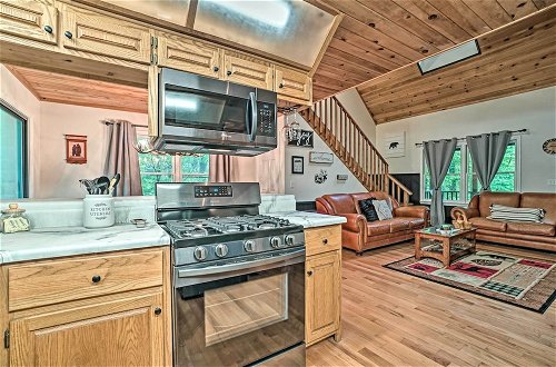 Foto 16 - Luxury Clayton Cabin w/ Expansive Deck & Grill