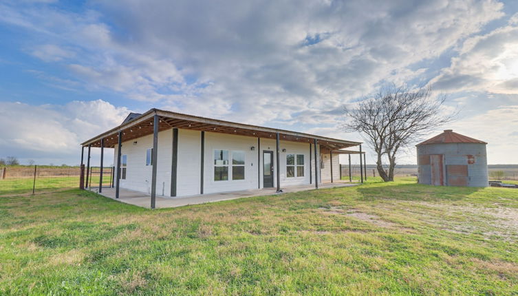 Photo 1 - Modern Farmhouse in Del Valle: Rural Setting