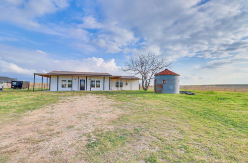 Photo 10 - Modern Farmhouse in Del Valle: Rural Setting